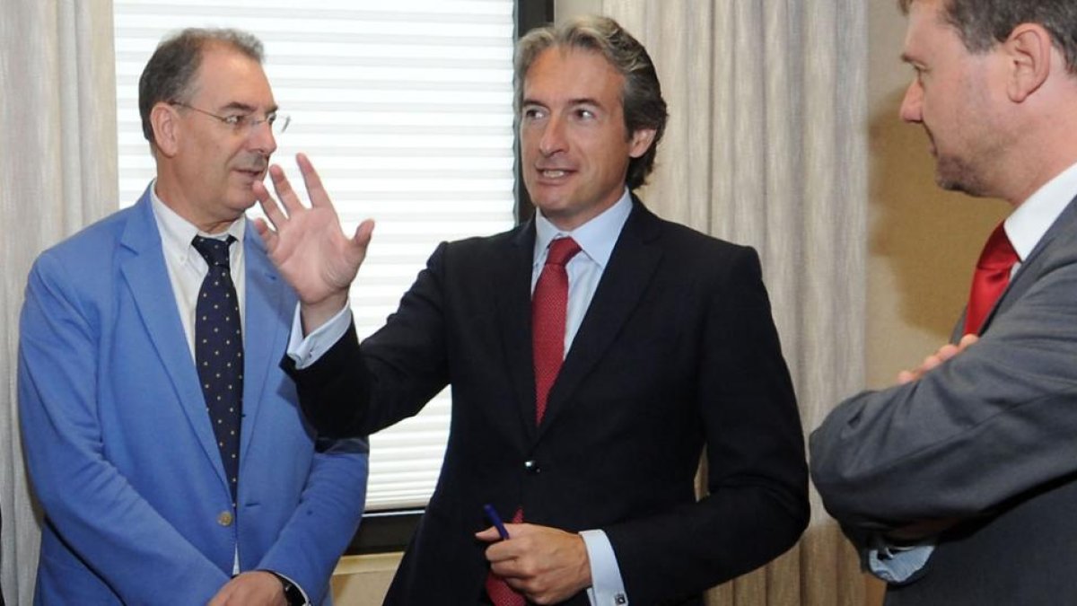 El ministro presentó la primera fase del estudio previo a los representantes de las instituciones y a empresarios.-ISRAEL L. MURILLO