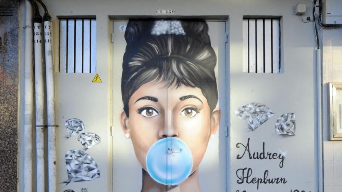 Una simpática imagen de Audrey Herpburn decora un transformador eléctrico en la calle Santiago.-ISRAEL L. MURILLO