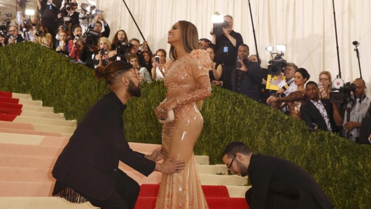 Beyoncé Knowles, con brillos de silicona en nude, se deja colocar el vestido de látex.-LUCAS JACKSON / REUTERS
