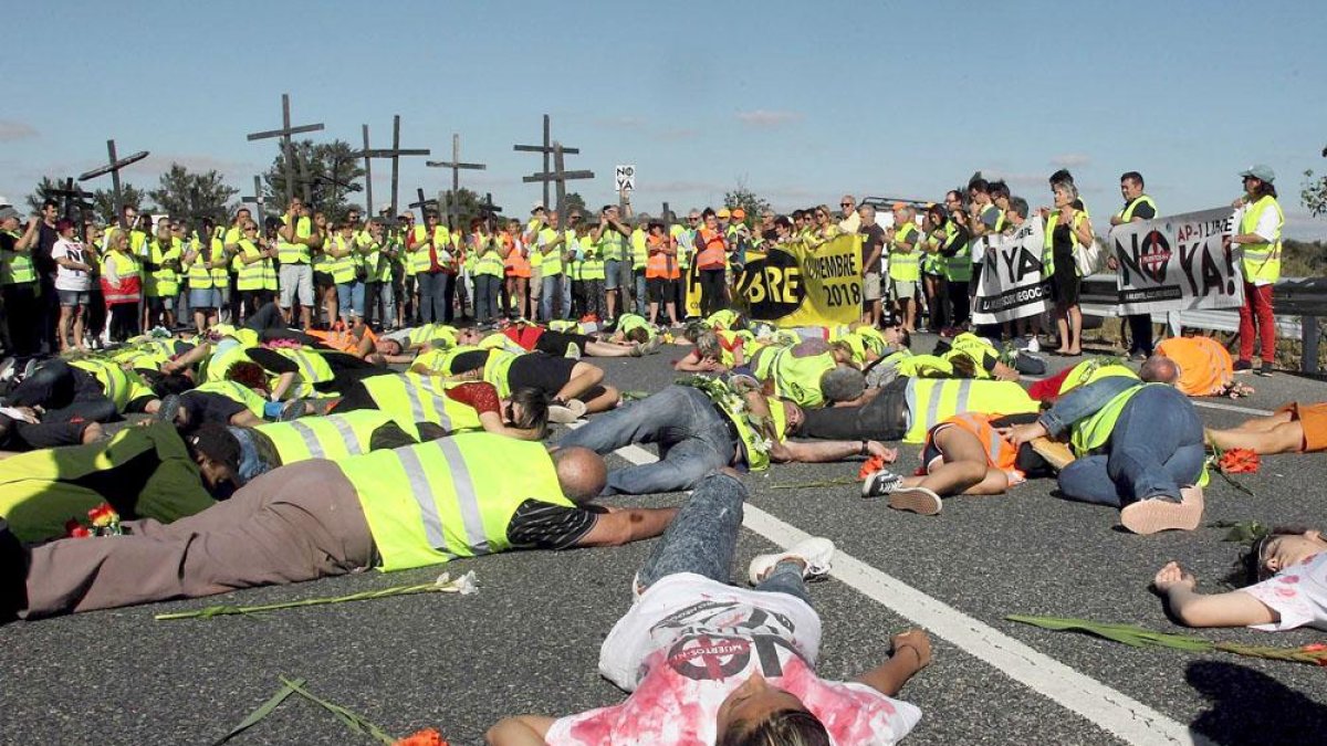 Los vecinos avanzaron por la Nacional desde Quintanapalla hasta el lugar del último accidente mortal en el que fallecieron dos jóvenes gallegos, para protestar por la peligrosidad de la vía.-G. G.