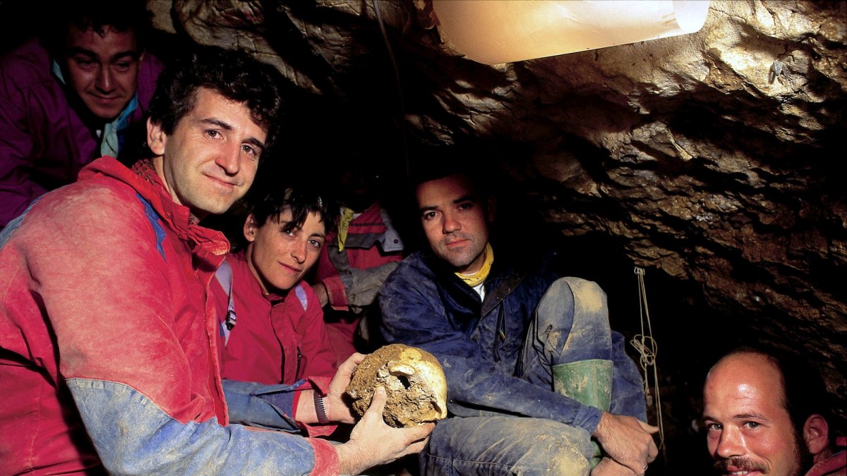 Juan Luis Arsuaga, José  Miguel Carretero, Ana Gracia e Ignacio Martínez Mendizabal acaban de extraer el Cráneo 4. En losdias aparecerán los primeros trozos de Miguelón. JAVIER TRUEBA (MSF)