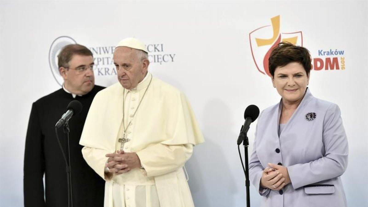 La primera ministra polaca, Beata Szydlo (d), el sacerdote Robert Wozniak (i) y el papa Francisco (c) durante una visita a un hospital universitario infantil de Prokocim (Cracovia).-EFE / MACIEJ KULCZYNSKI
