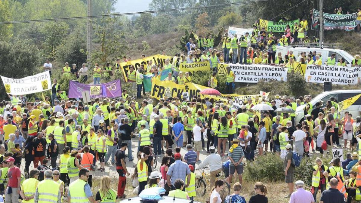 Los manifestantes convertidos en una ‘marea amarilla’ rechazan la extracción de gas por fractura hidráulica.-Ricardo Ordóñez / ICAL