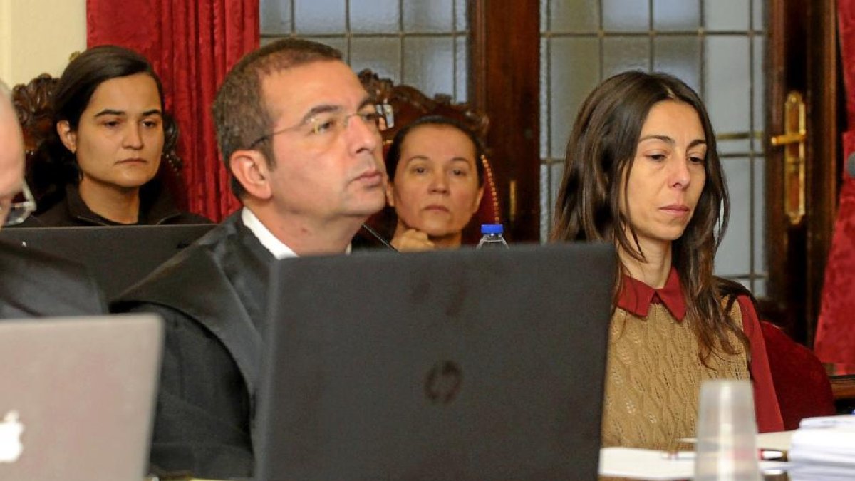 Las tres condenadas por el crimen de Isabel Carrasco durante el juicio, Triana Martínez, Montserrat González y Raquel Gago, con el abogado de ésta.-J. C. CASARES