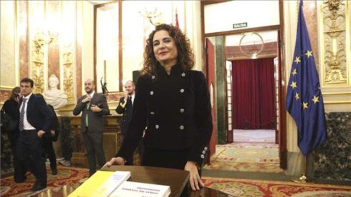 María Jesús Montero entrega el proyecto de los Presupuestos Generales del Estado del 2019.-DAVID CASTRO