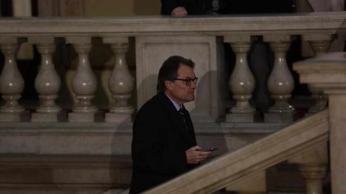 Artur Mas sube las escaleras del Parlament, antes del pleno.-ALBERT BERTRAN