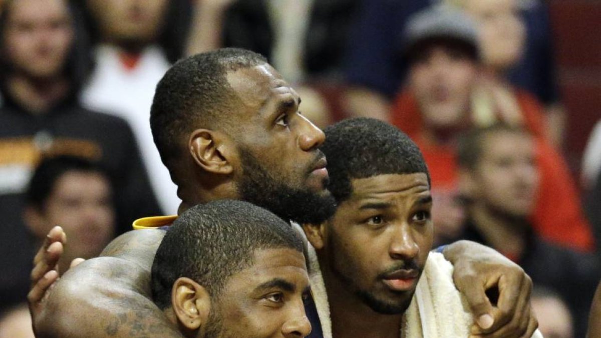 LeBron James, Kyrie Irving y Tristan Thompson.-Foto: AP