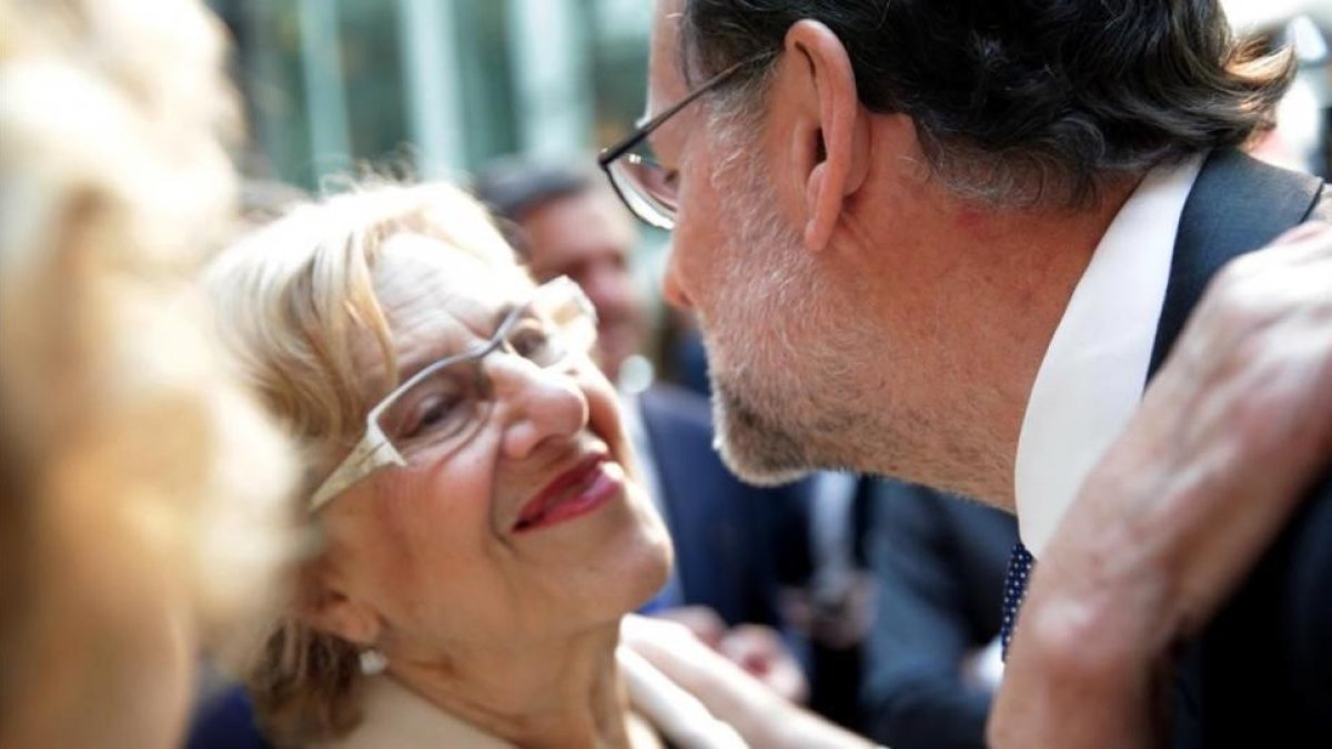 Rajoy saluda a Carmena, en el acto oficial de la festividad del 2 de Mayo.-JUAN MANUEL PRATS
