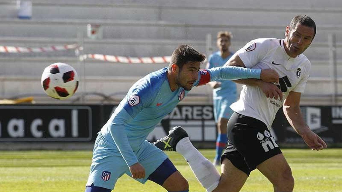 DiegoCervero forcejea con un jugador del Atlético de Madrid B.-SANTI OTERO
