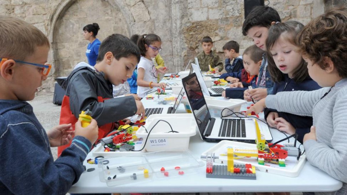 Los niños de 6 a 8 años realizaron un caimán que tenía que abrir y cerrar la boca.-ISRAEL L. MURILLO
