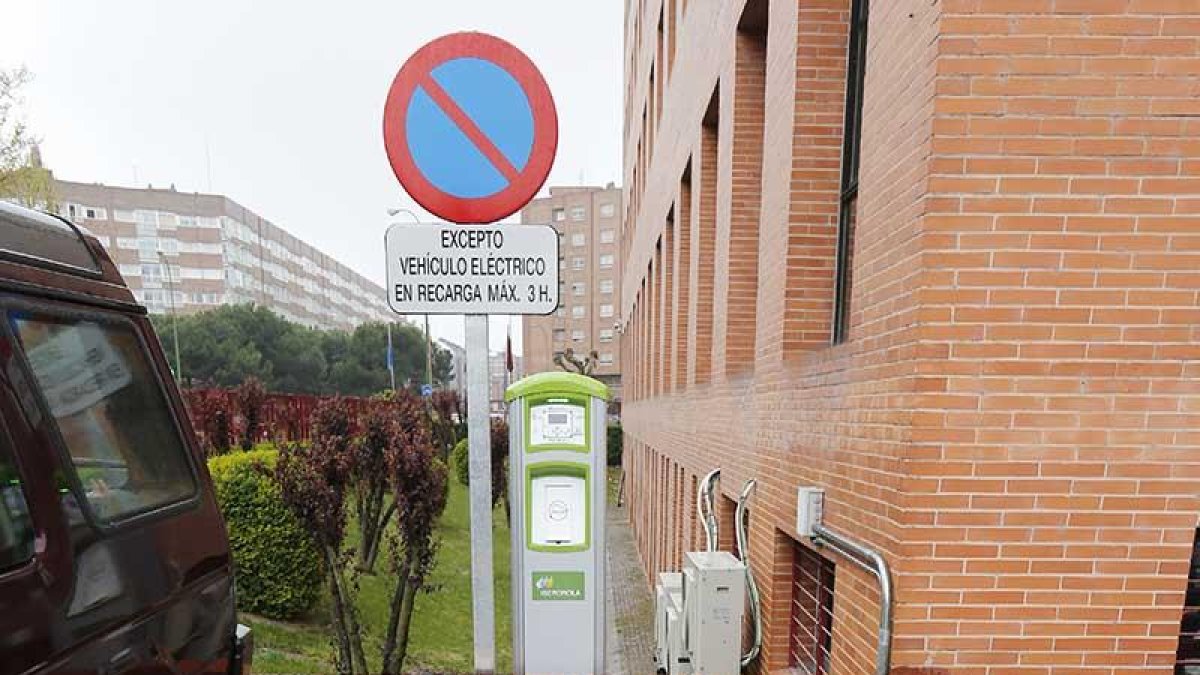 Punto de recarga de vehículos eléctricos.