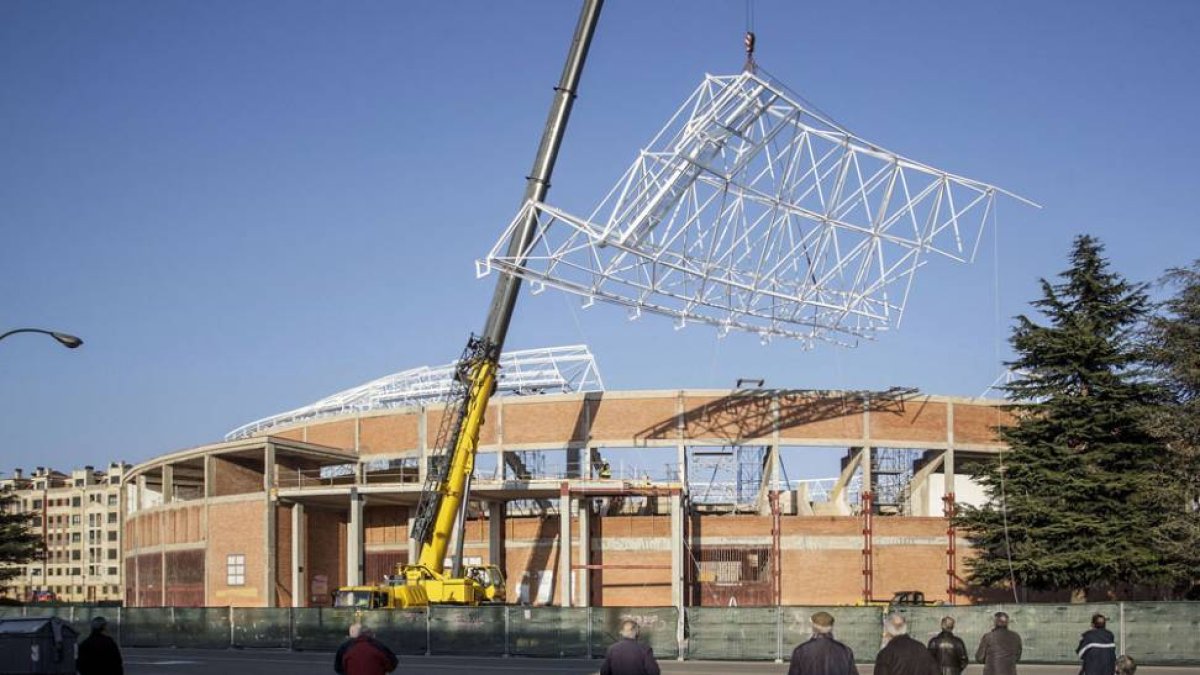 Imagen del montaje de la estructura que soportará la cubierta de la plaza de toros.-SANTI OTERO