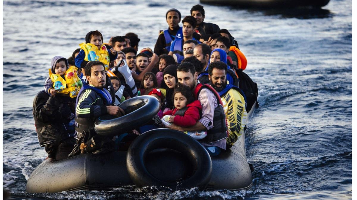 Una balsa con inmigrantes en el Mediterráneo.-/ DIMITAR DILKOFF (AFP)