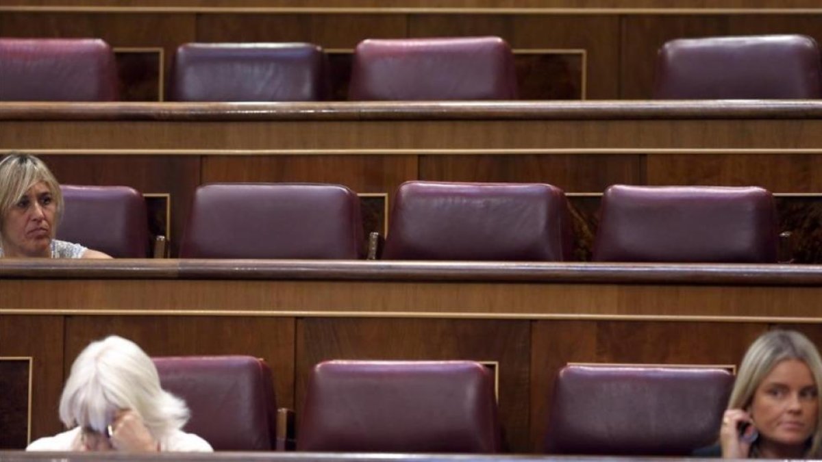 Escaños vacíos en la bancada del PP mientras se discute la moción de censura.-JUAN MANUEL PRATS