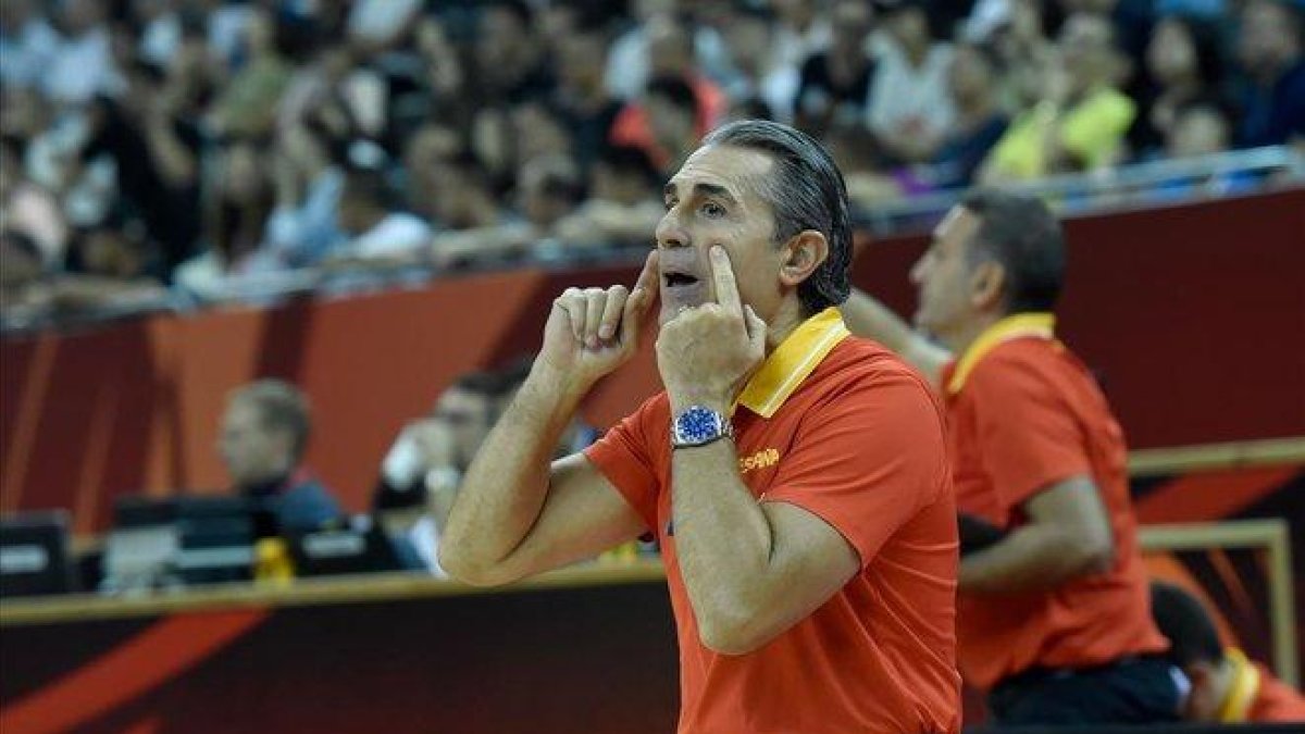 Scariolo da instrucciones a sus jugadores durante el partido de cuartos-WANG ZHAO (AFP)