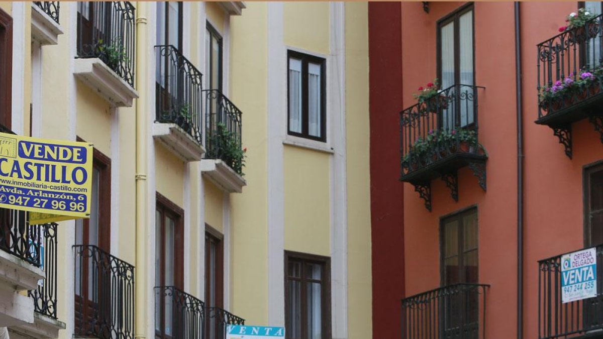 Varios carteles de venta cuelgan de las ventanas de un rincón de la capital burgalesa.-RAÚL G. OCHOA