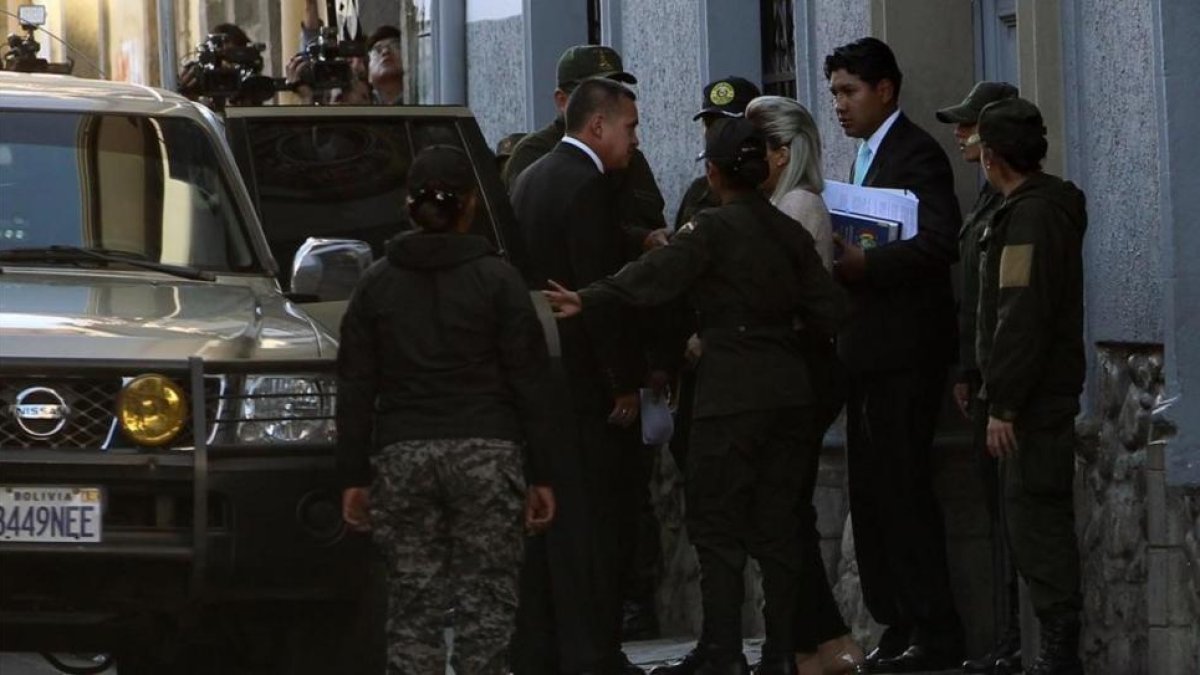 Gabriela Zapata sale de las instalaciones del IDIF en La Paz.-EFE / MARTIN ALIPAZ