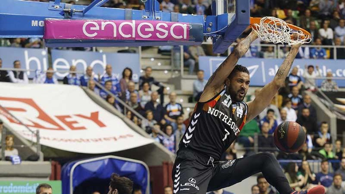 Augusto Lima machaca el aro del Movistar Estudiantes-Santi Otero