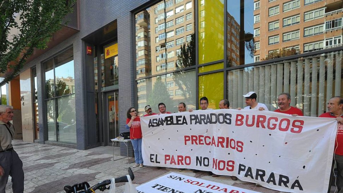 Un grupo de representantes de la asamblea se concentraron ayer ante la Inspección de Trabajo.-ISRAEL L. MURILLO
