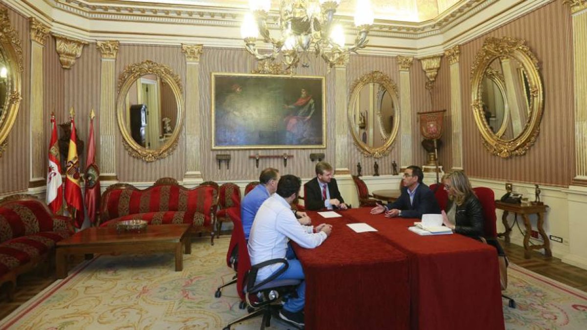 El alcalde preside la mesa en la que están presentes representantes de los sindicatos y la patronal.-RAÚL G. OCHOA