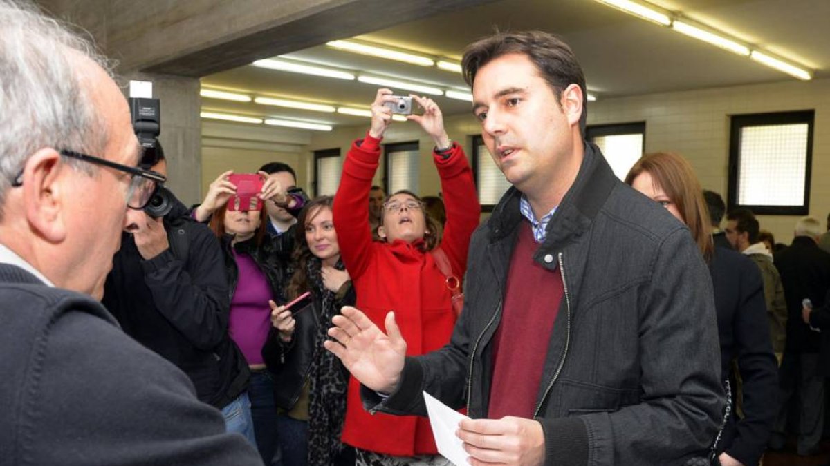 Daniel de la Rosa, candidato socialista a la Alcaldía, en la mesa electoral-ECB