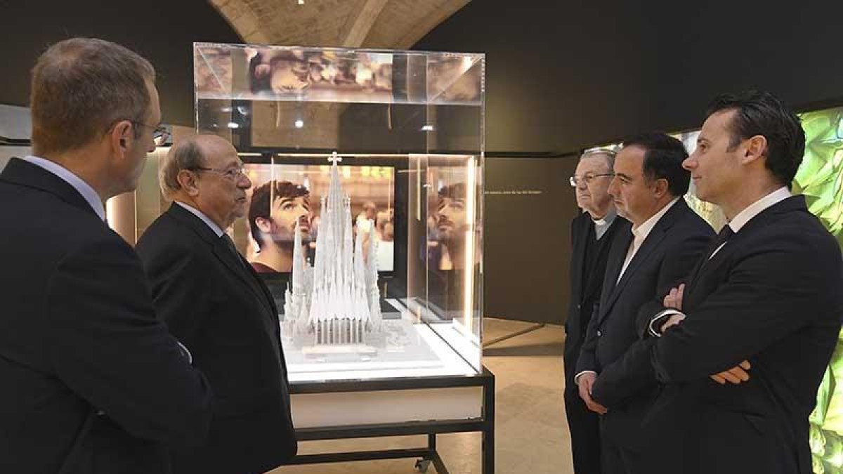 Representantes del Arzobispado, Fundación Caja de Burgos y Obra Social ‘la Caixa’ recorren la muestra.-SANTI OTERO