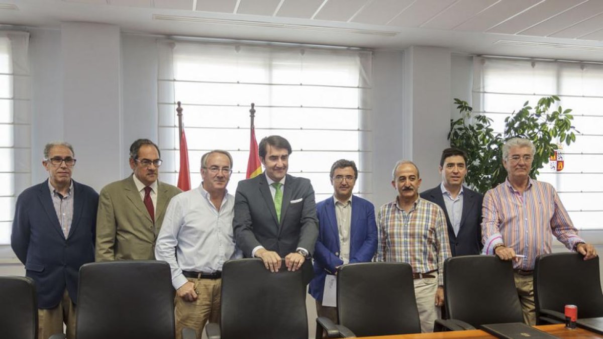 El consejero y los alcaldes de las cinco localidades rubricaron ayer los acuerdos de colaboración en Burgos.-S. O.