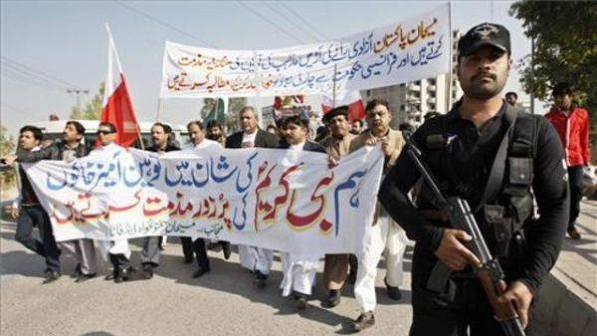 Grupos de la minoría cristiana se manifiestan contra las caricaturas de 'Charlie Hebdo', este domingo, en Peshawar (Pakistán).-Foto: BILAWAL ARBAB / EFE