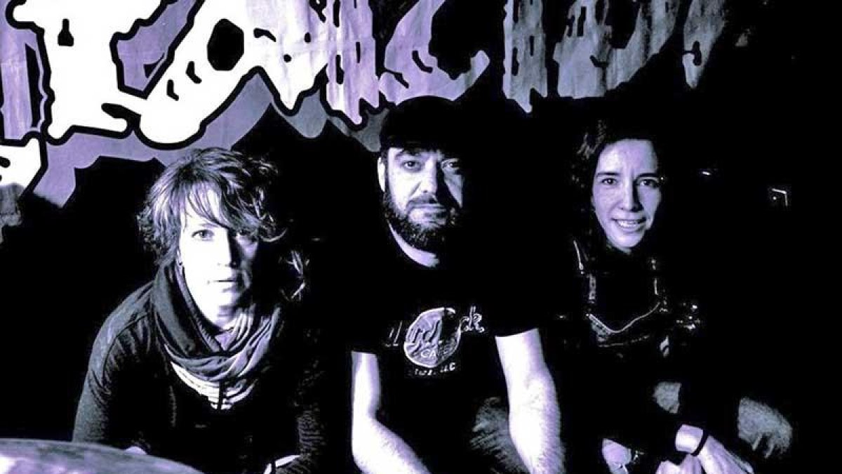 María Armengo (bajo), Ángel Amigo (guitarra y voz) y Beatriz García (batería) son A Traición y acaban de publicar su cuarto trabajo discográfico.-ECB
