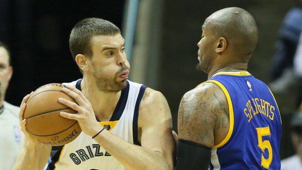 Marc Gasol intenta zafarse de Marreese Speights, este martes en Memphis.-Foto: NELSON CHENAULT