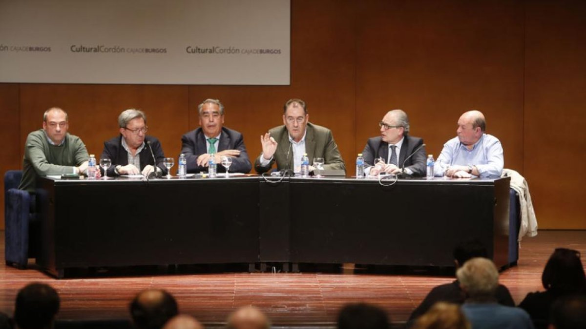 La directiva del CB Tizona se dirige a la afición en una asamblea.-RAÚL OCHOA