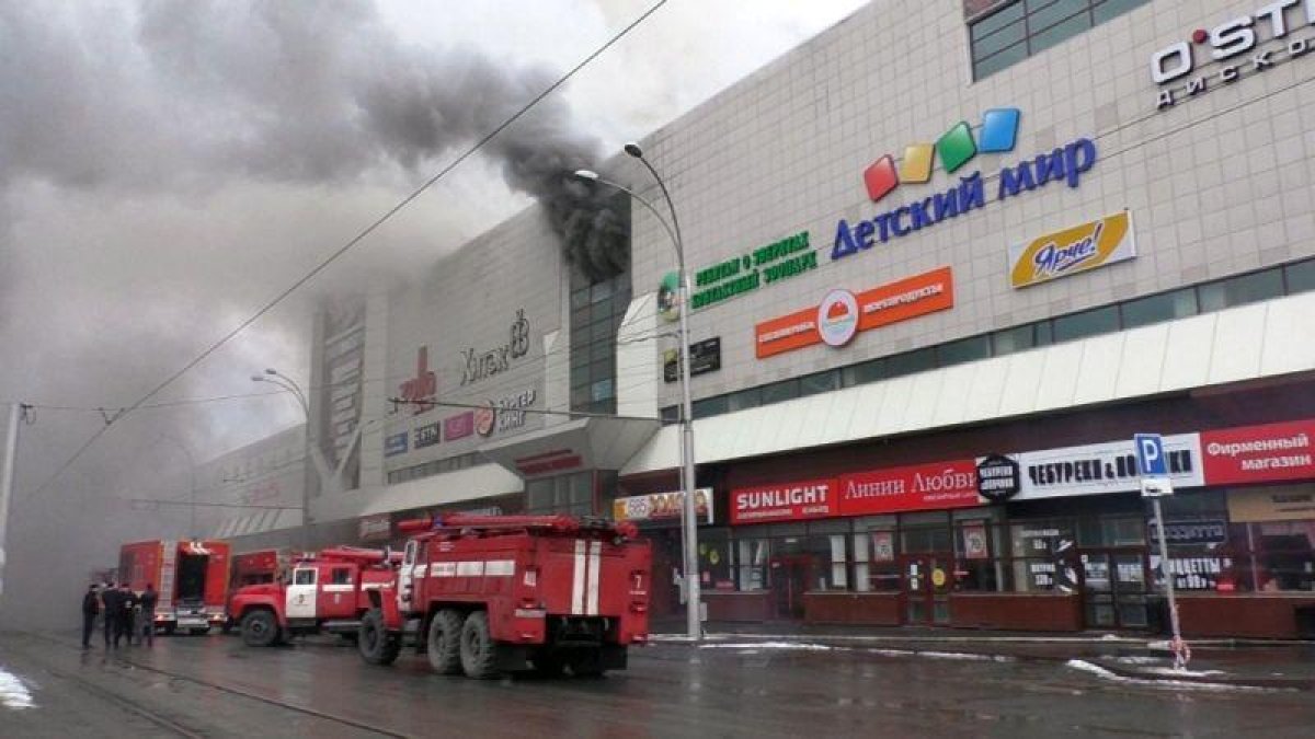 Las llamas se han apoderado del centro comercial de Kemerovo (Siberia), causando más de un centenar de muertos.-EMERGENCIES MINISTRY HANDOUT (EFE)