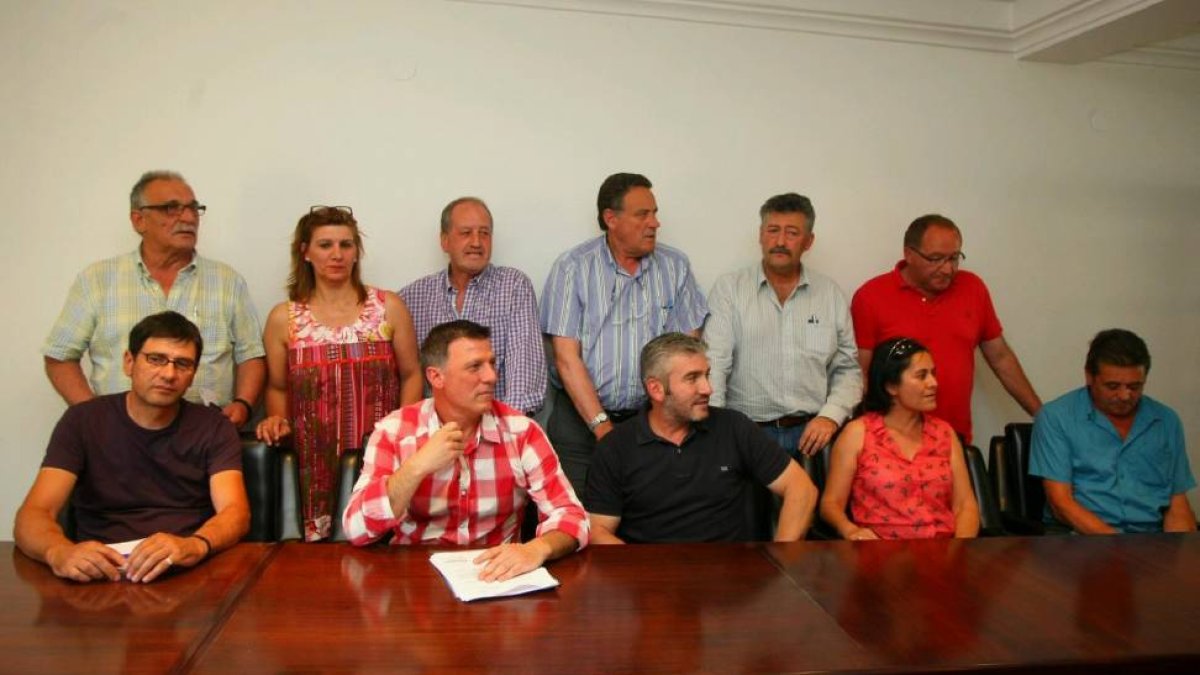 Reunión de los alcaldes mineros en el salón de plenos del Ayuntamiento de Fabero (León)-Ical