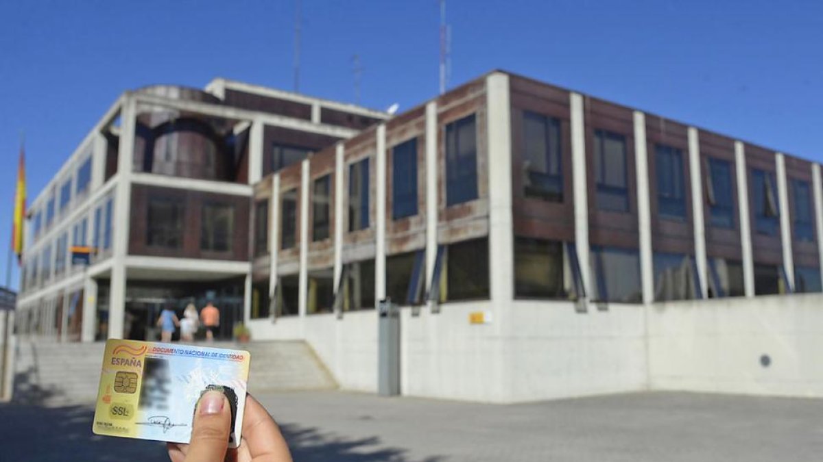 Imagen de un documento nacional de identidad tomada frente a la comisaría de Policía de Burgos.-ICAL