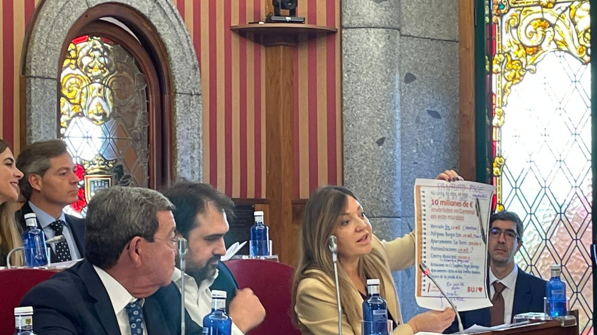 Blasco muestra el documento de inversiones en Gamonal lanzado por el PSOE. ECB