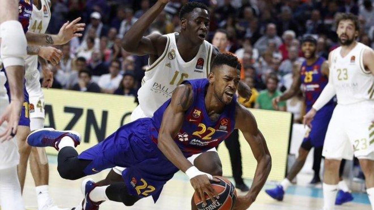 Higgins cae defendido por Garuba en el duelo entre el Madrid y el Barça disputado este jueves.-EFE / JAVIER LÓPEZ