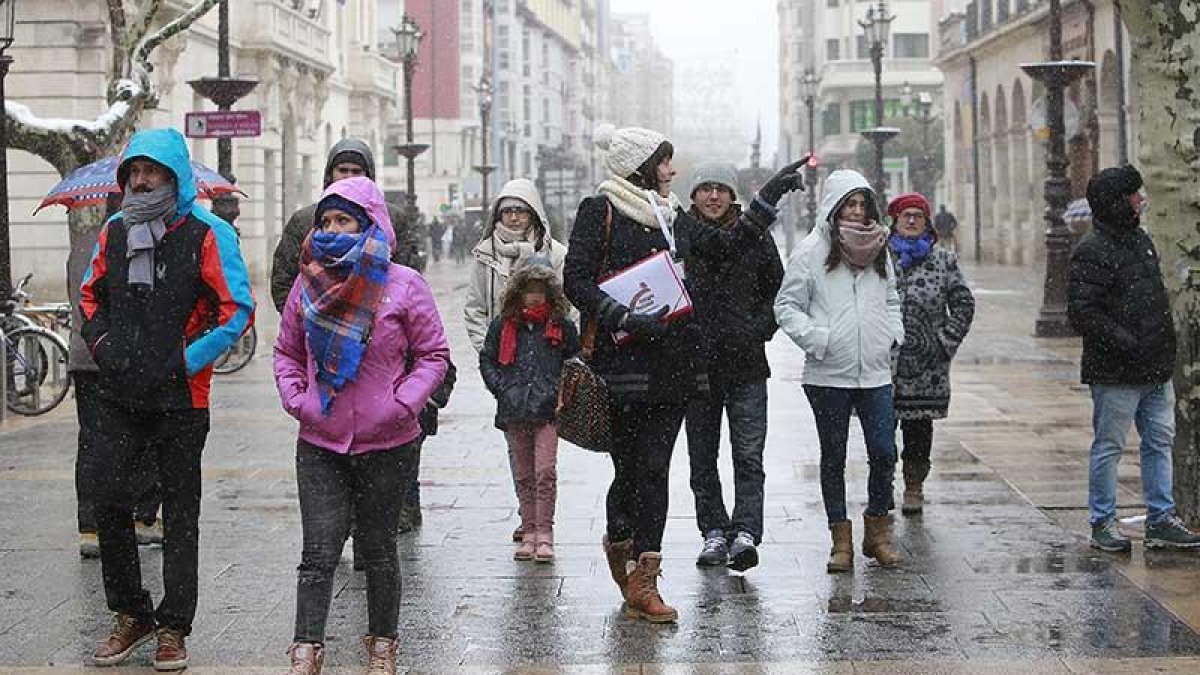 Un grupo de turistas pasea por el centro de la ciudad. ECB