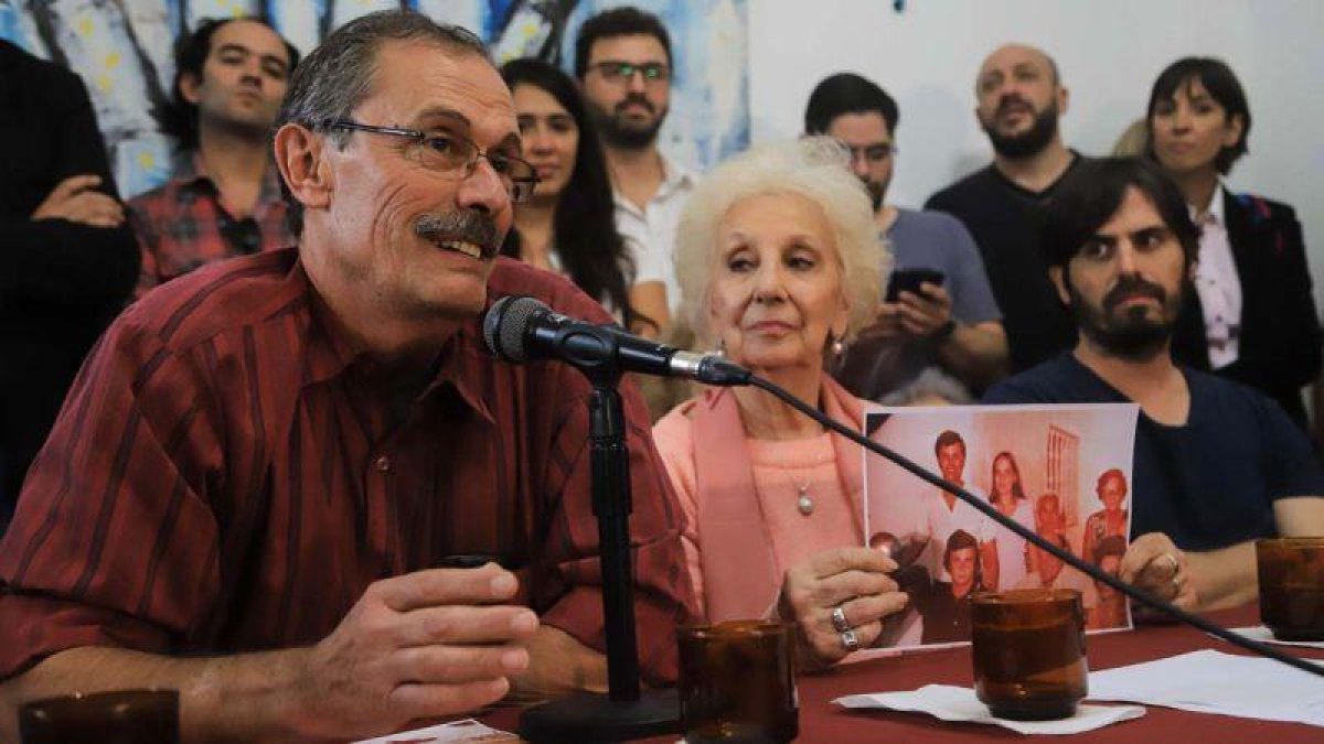 Las Abuelas de Plaza de Mayo hallan a una nieta, la 129, en España.-DANIEL VIDES/ AFP