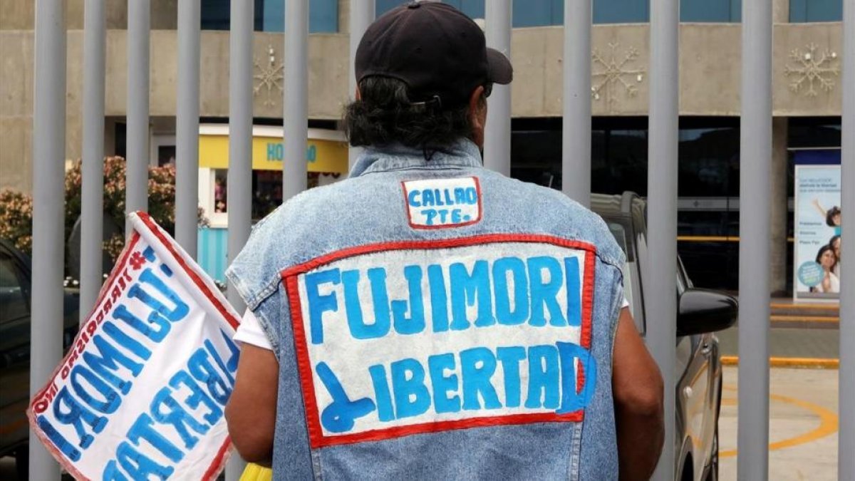 Un manifestante lleva adherido a su ropa un mensaje en el que pide la libertad de Fujimori, este sábado, en Lima.-REUTERS