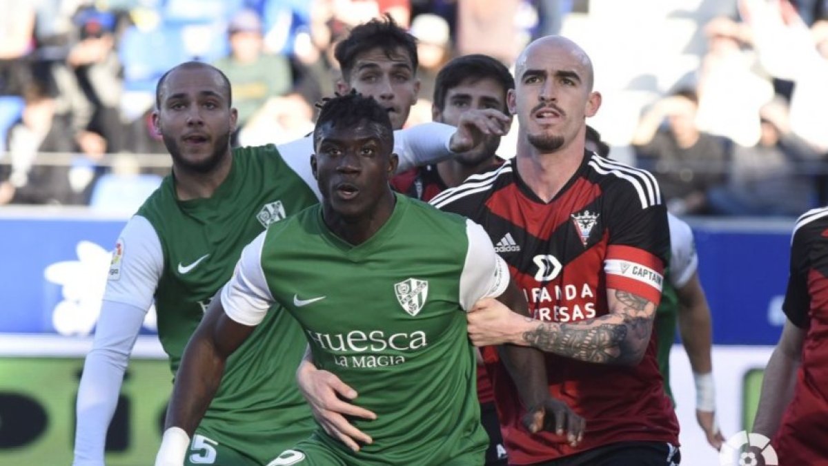 Samu Obeng defendido por Oriol Rey, capitán rojillo en la tarde del sábado. LALIGA