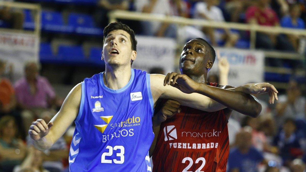 Huskic gana la posición a Ehigiator en un lance del partido de ayer.-TWITTER / @BFUENLABRADA