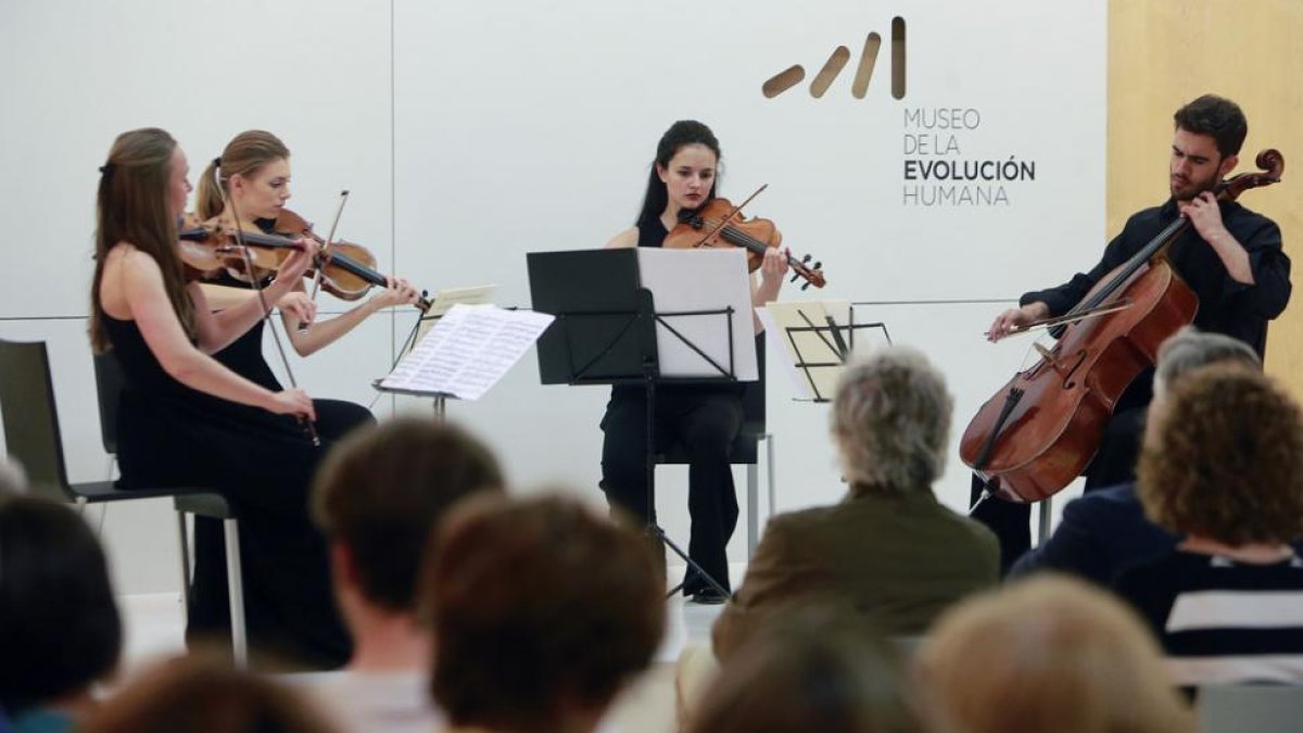 La Fundación Silos organizó un concierto de música clásica ayer en el Museo de la Evolución.-Raúl Ochoa