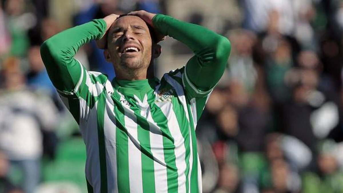 Rubén Castro se lamenta tras fallar una oportunidad, en un partido del Betis en el estadio Benito Villamarín.-Foto:   EFE / JULIO MUÑOZ