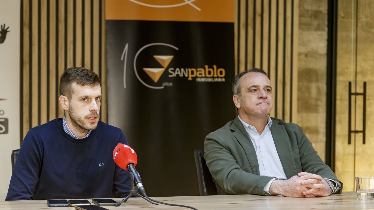 El actual técnico del UBU San Pablo Burgos, acompañado por Miguel Méndez, presidente del club. SANTI OTERO