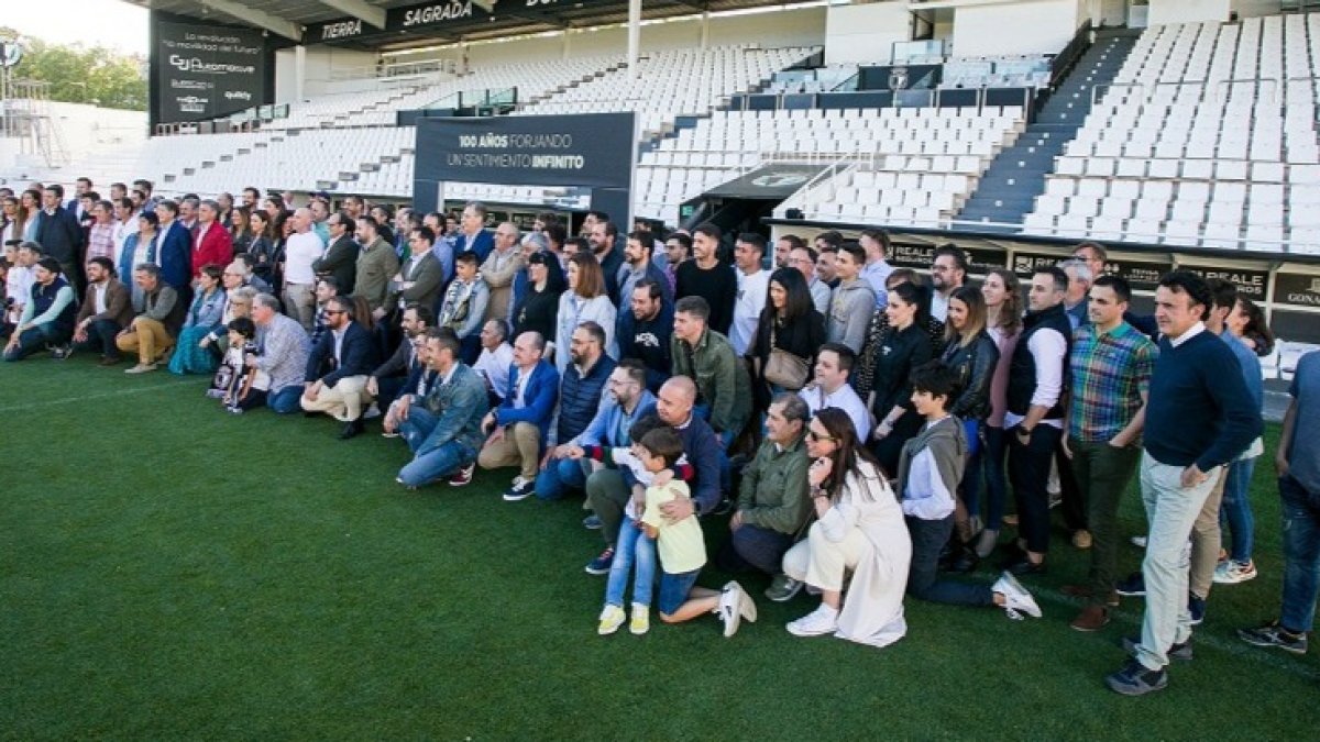 Foto de familia de plantilla, cuerpo técnico y directiva con el Burgos CF con los patrocinadores en El Plantío. TOMÁS ALONSO