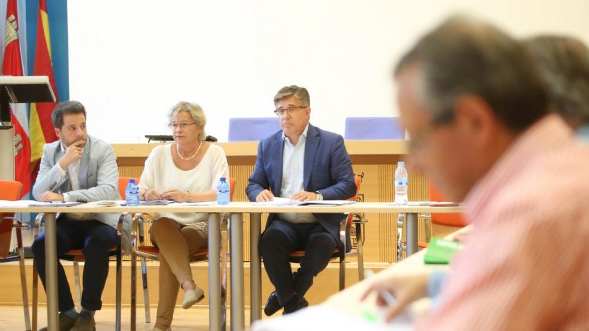 El gerente regional de Salud de la Junta, Rafael López Iglesias, se reúne con la mesa sectorial de los profesionales del sistema público de Salud de Castilla y León-ICAL