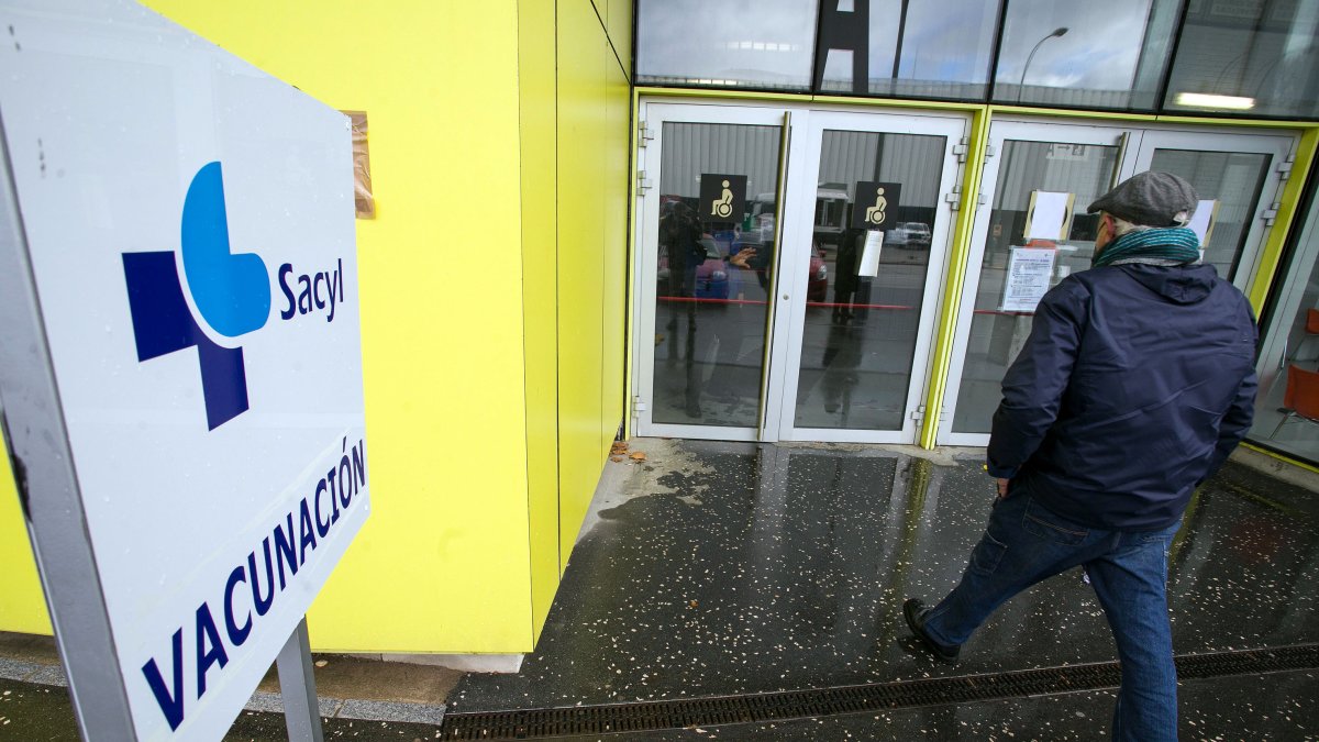 Acceso a la zona de vacunación en el Coliseum. TOMÁS ALONSO