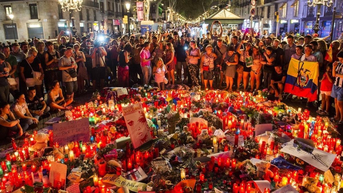 Peluches, velas, dibujos y notas depositadas en memoria de las víctimas del atentado en el Pla de lOs a la Rambla de Barcelona.  /-JORDI COTRINA