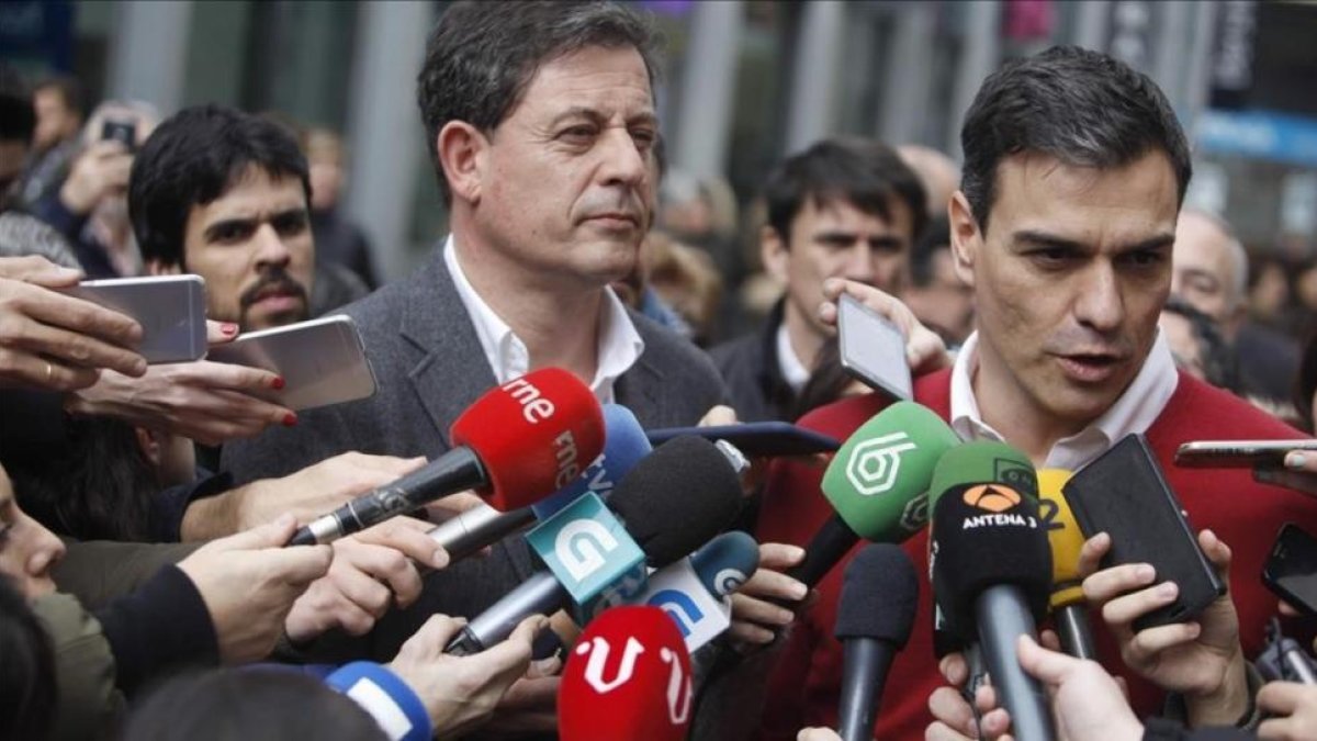 El secretario general del PSOE, Pedro Sánchez, junto al líder de los socialistas gallegos, José Ramón Gómez Besteiro, el pasado jueves en A Coruña.-EFE / CABALAR