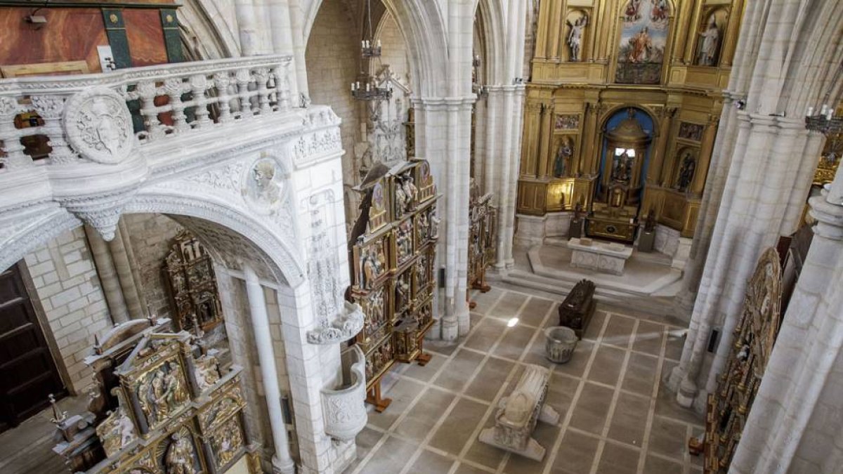 La arquitectura gótica de la iglesia de San Esteban abraza las piezas llegadas de toda la Diócesis.-Santi Otero